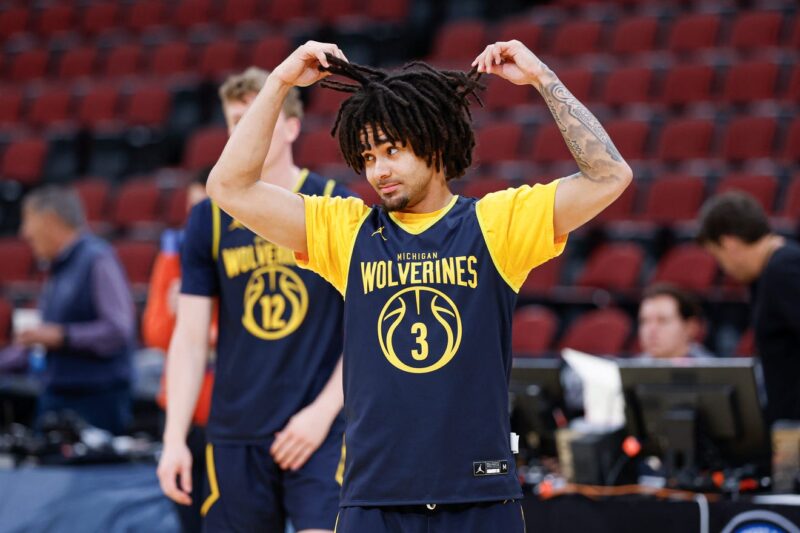 Hearing, vision issues haven’t stopped Elliot Cadeau from leading Michigan’s potent offense